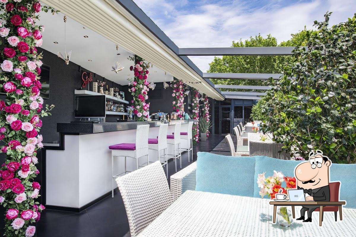 Посмотрите на внутренний интерьер "Tiffany Bar & Terrace".