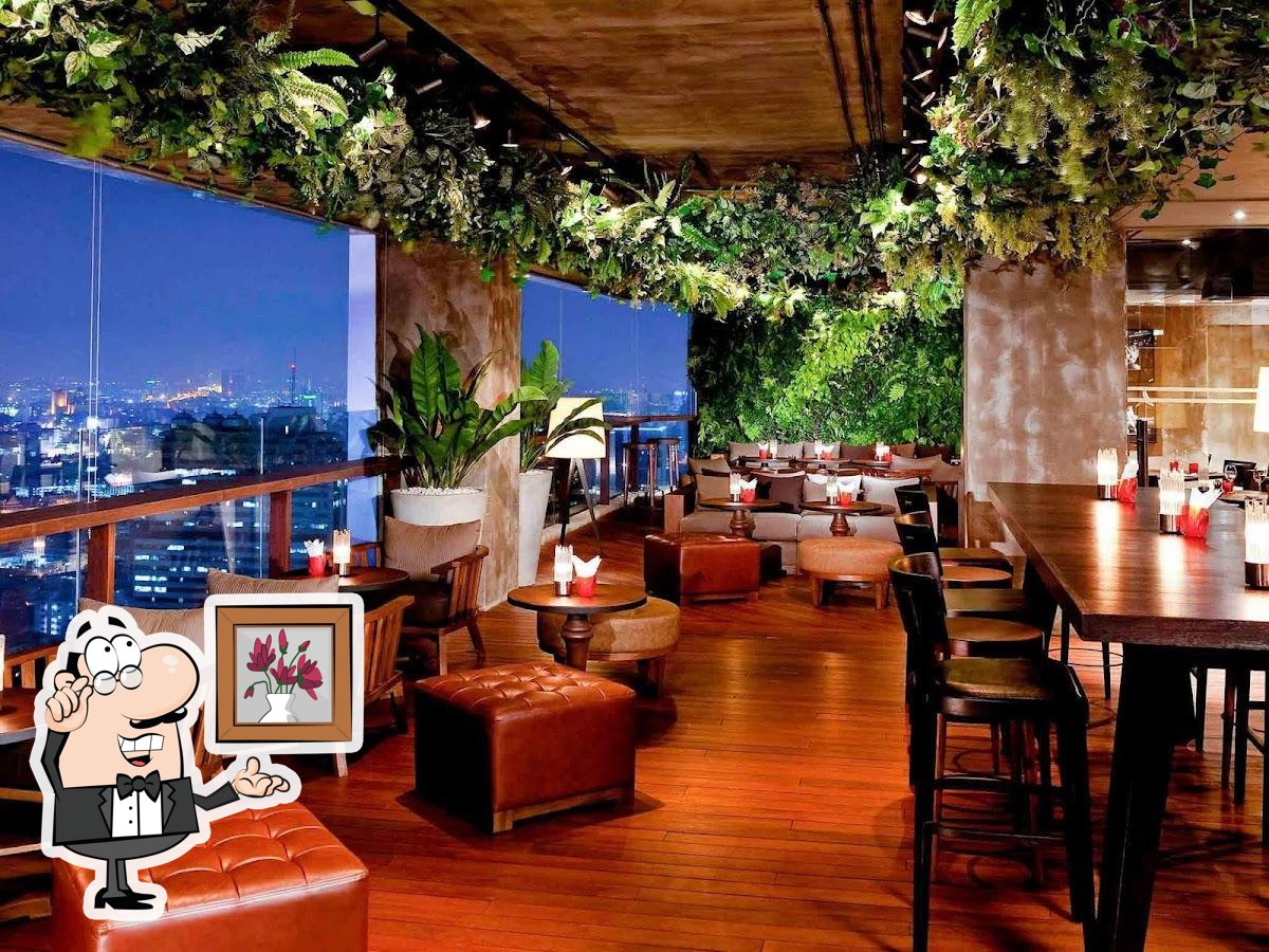 Посмотрите на внутренний интерьер "Scarlett Wine Bar & Restaurant".