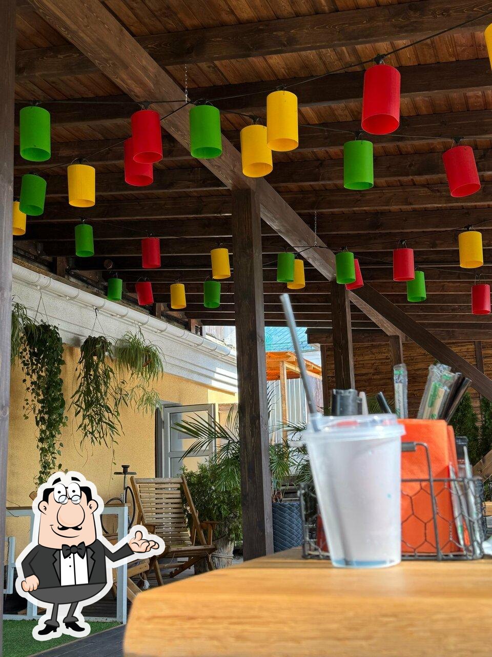Забронируйте столик в "Pho bar".