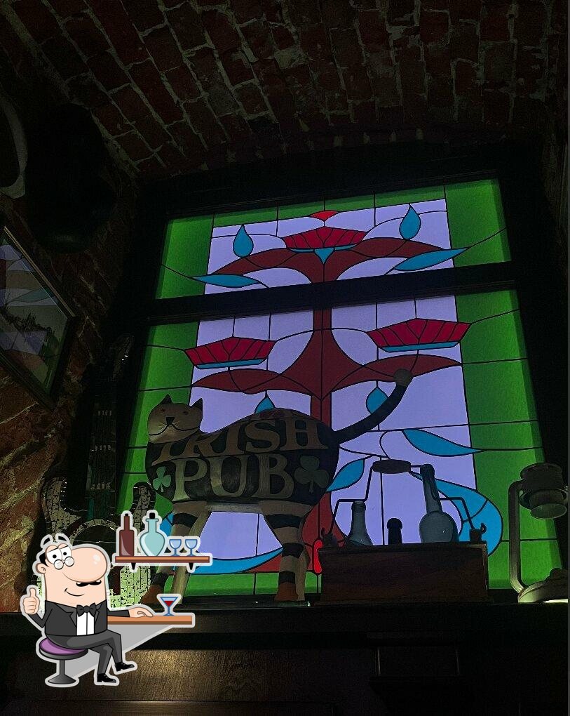 Посмотрите на внутренний интерьер "Irish Papa's Pub".