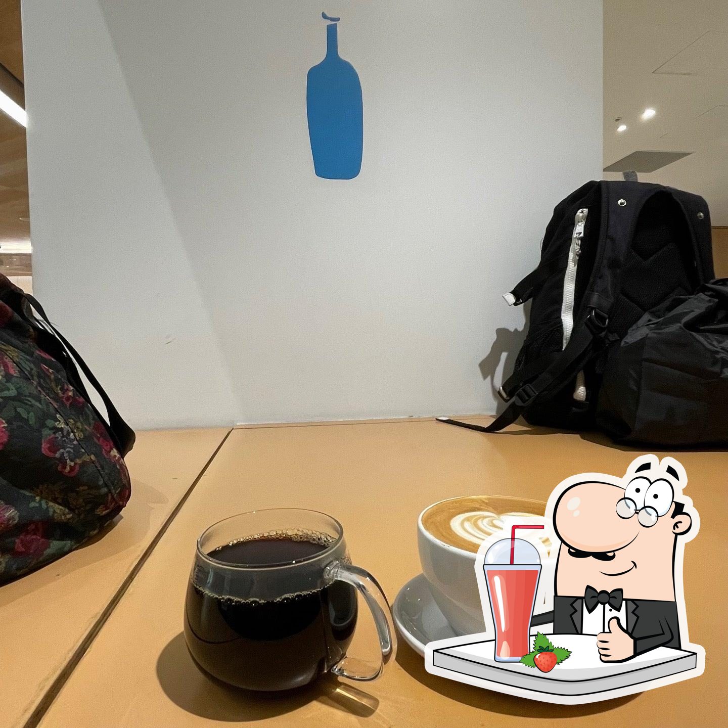 Насладитесь напитками в атмосфере  "Blue Bottle Coffee - Shinjuku Cafe".