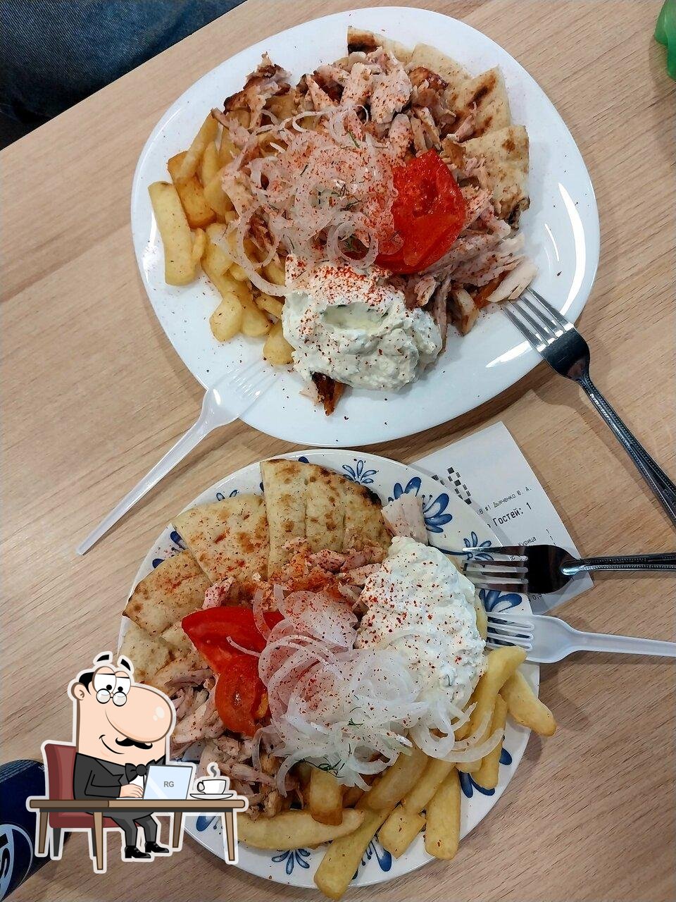 Посмотрите на внутренний интерьер "Greece Burger".