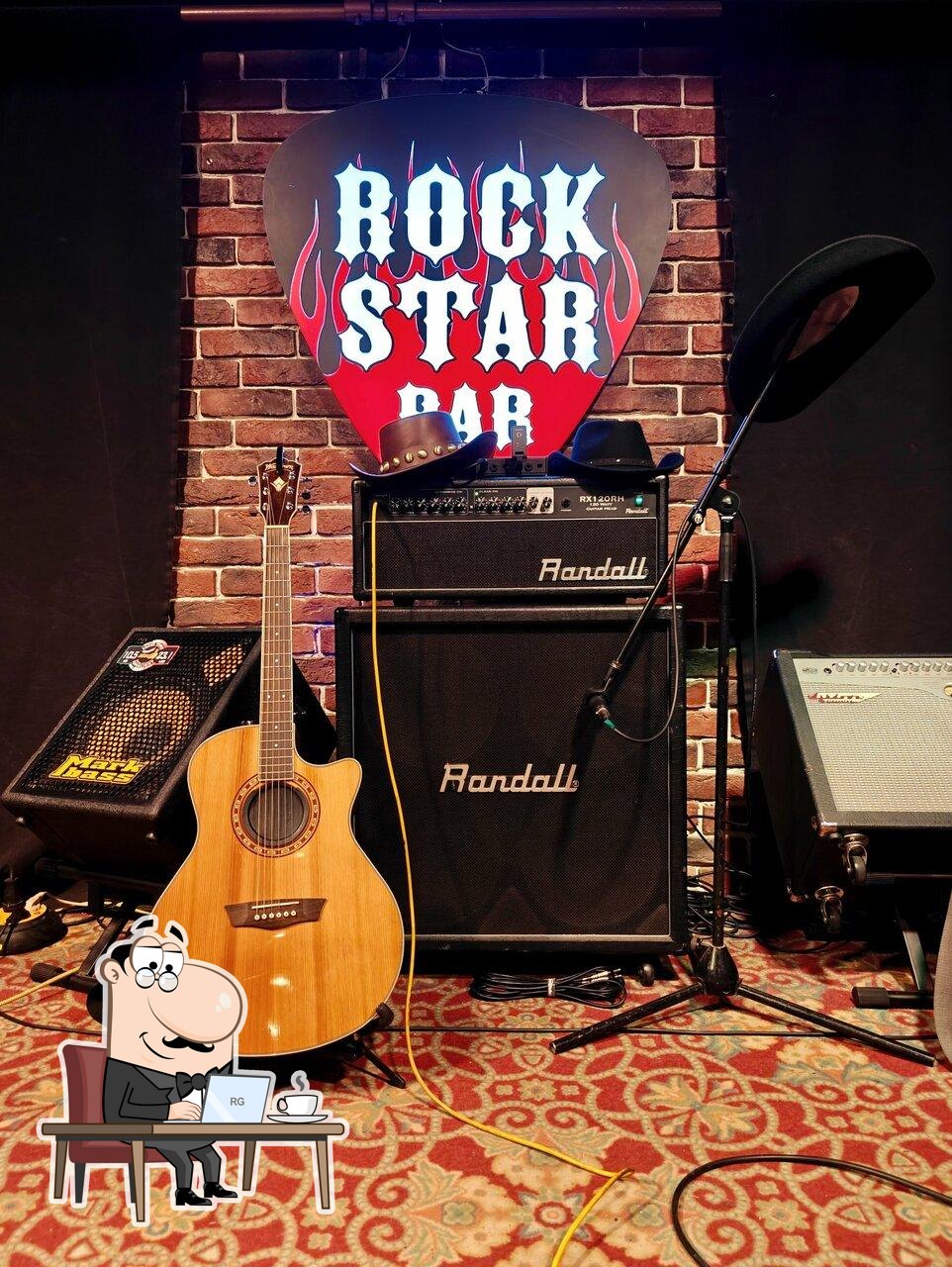 Посмотрите на внутренний интерьер "Rockstar Bar".
