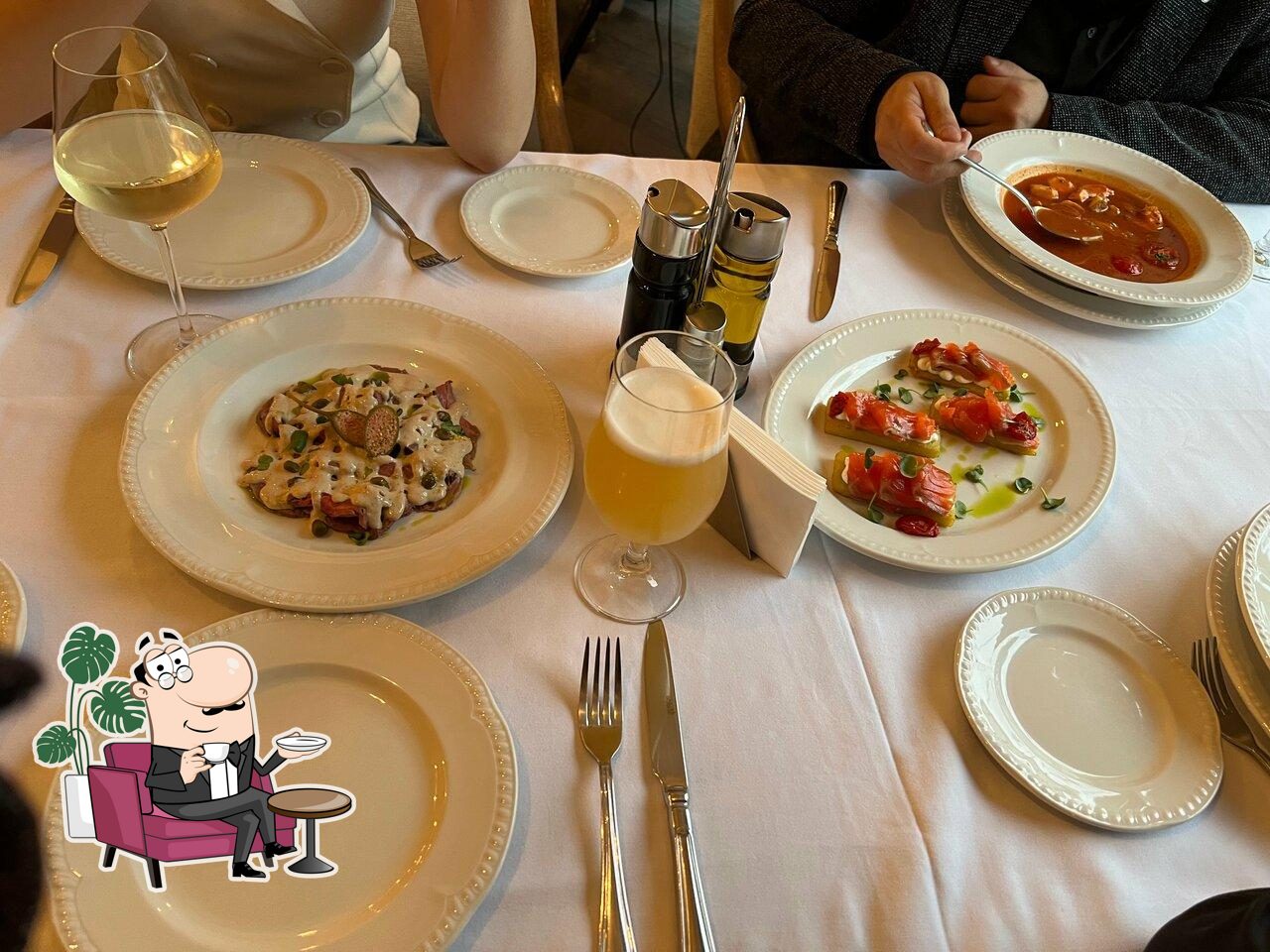 Забронируйте столик в "Cafe de Paris".