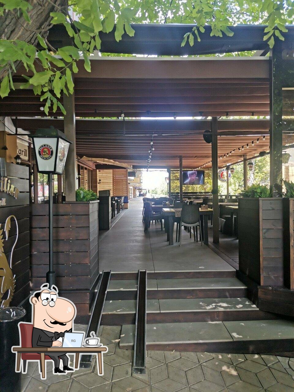 Посмотрите на внутренний интерьер "Maximilian Pub & Grill".