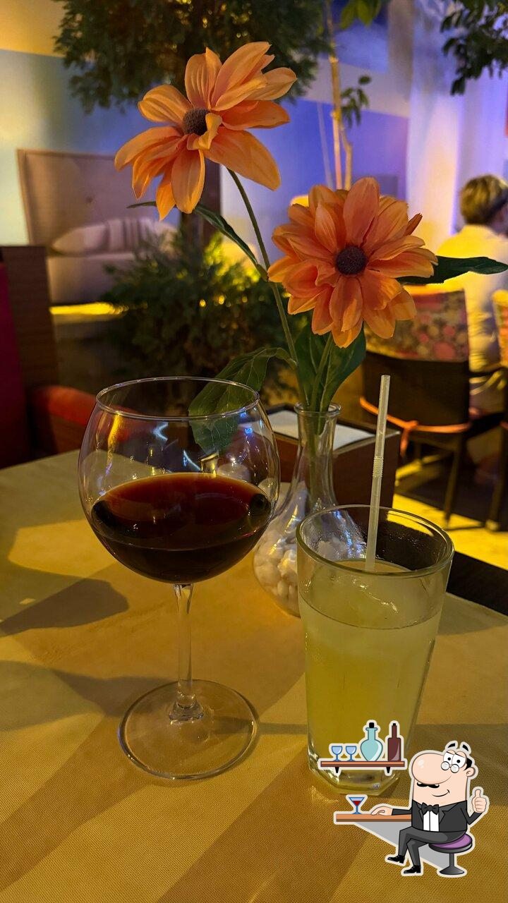 Забронируйте столик в "Blue Hawaii Restaurant Steak House &Bar".