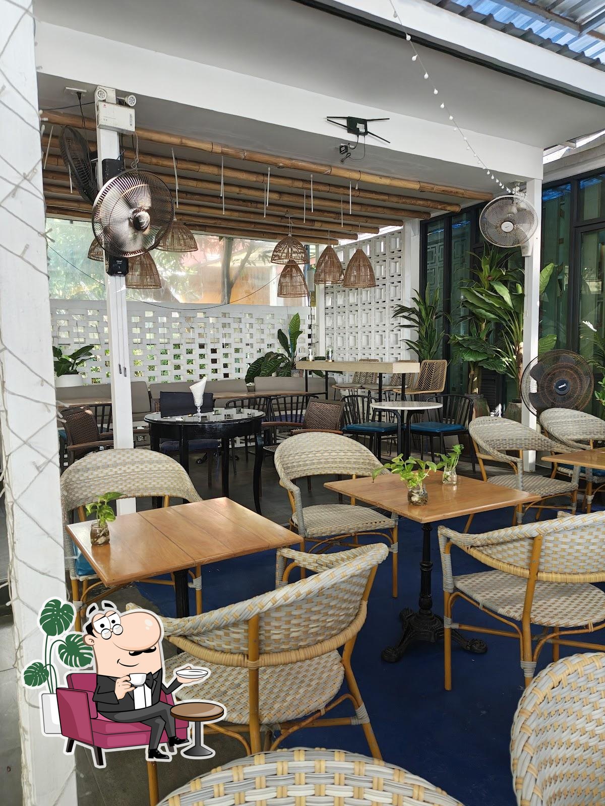 Посмотрите на внутренний интерьер "Sandbar By The Sea - Dongtan Beach/Jomtien".