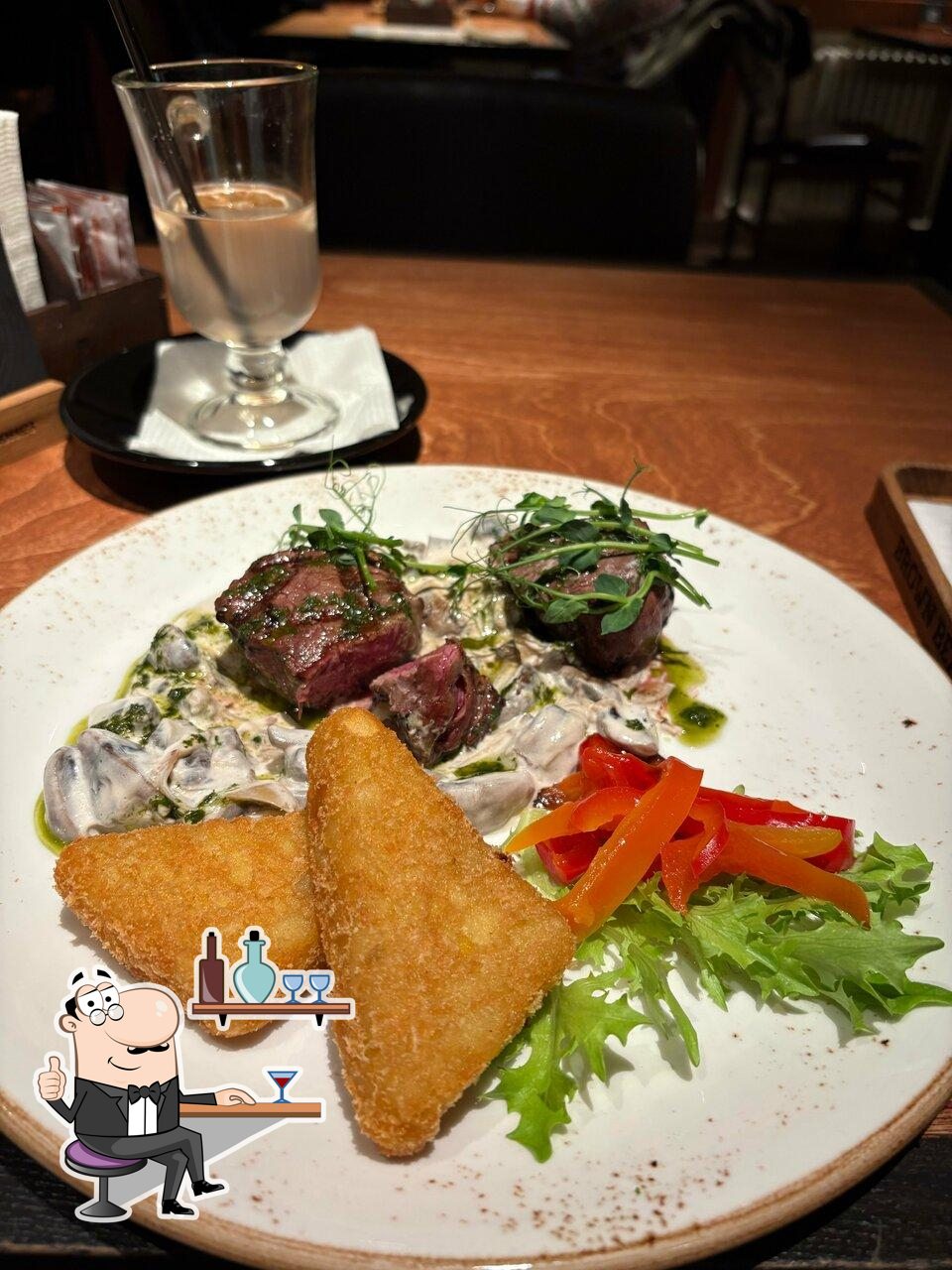 Посмотрите на внутренний интерьер "Brown Bear Grill".