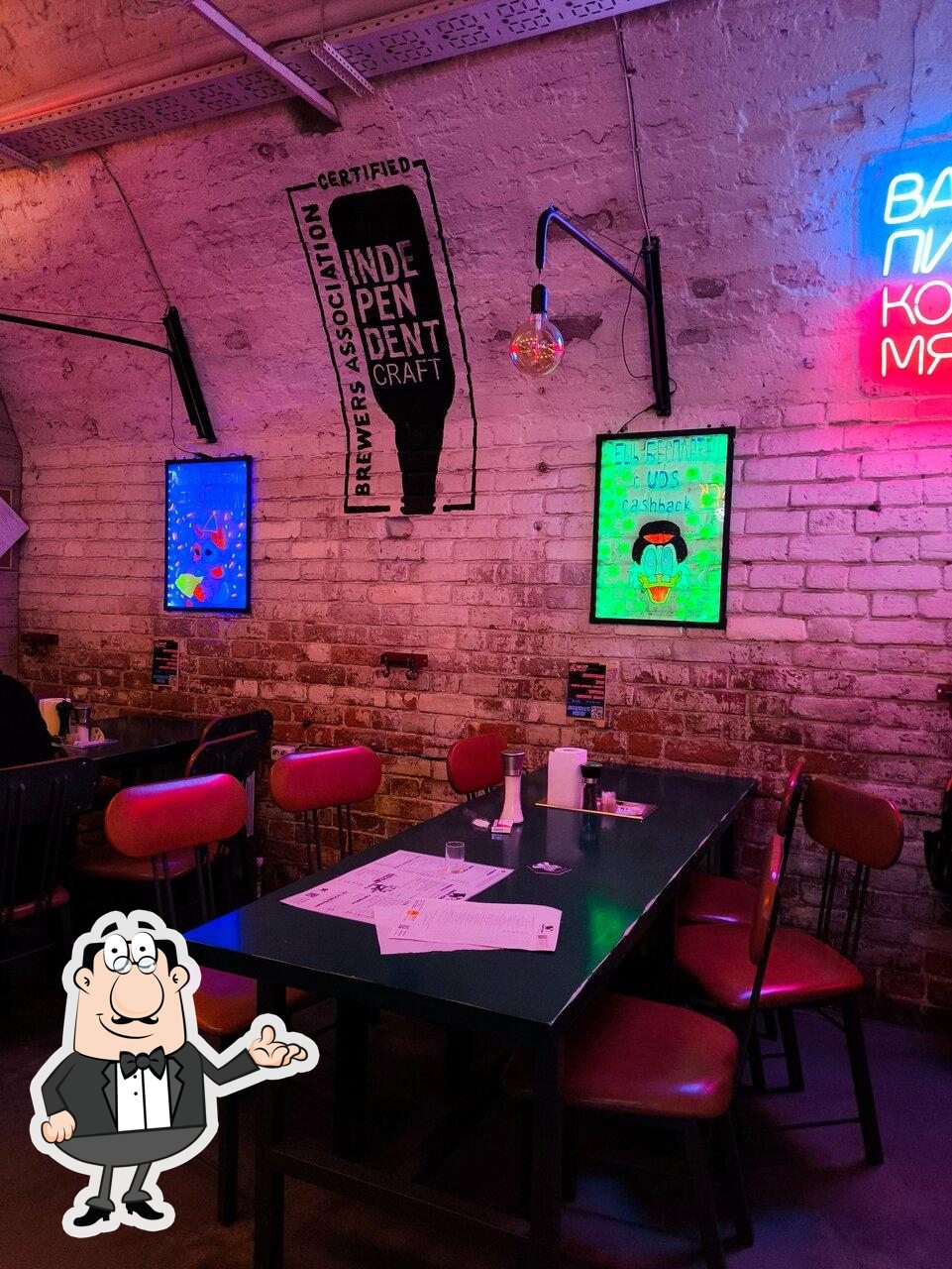 Интерьер "Brew Barrel Taproom".