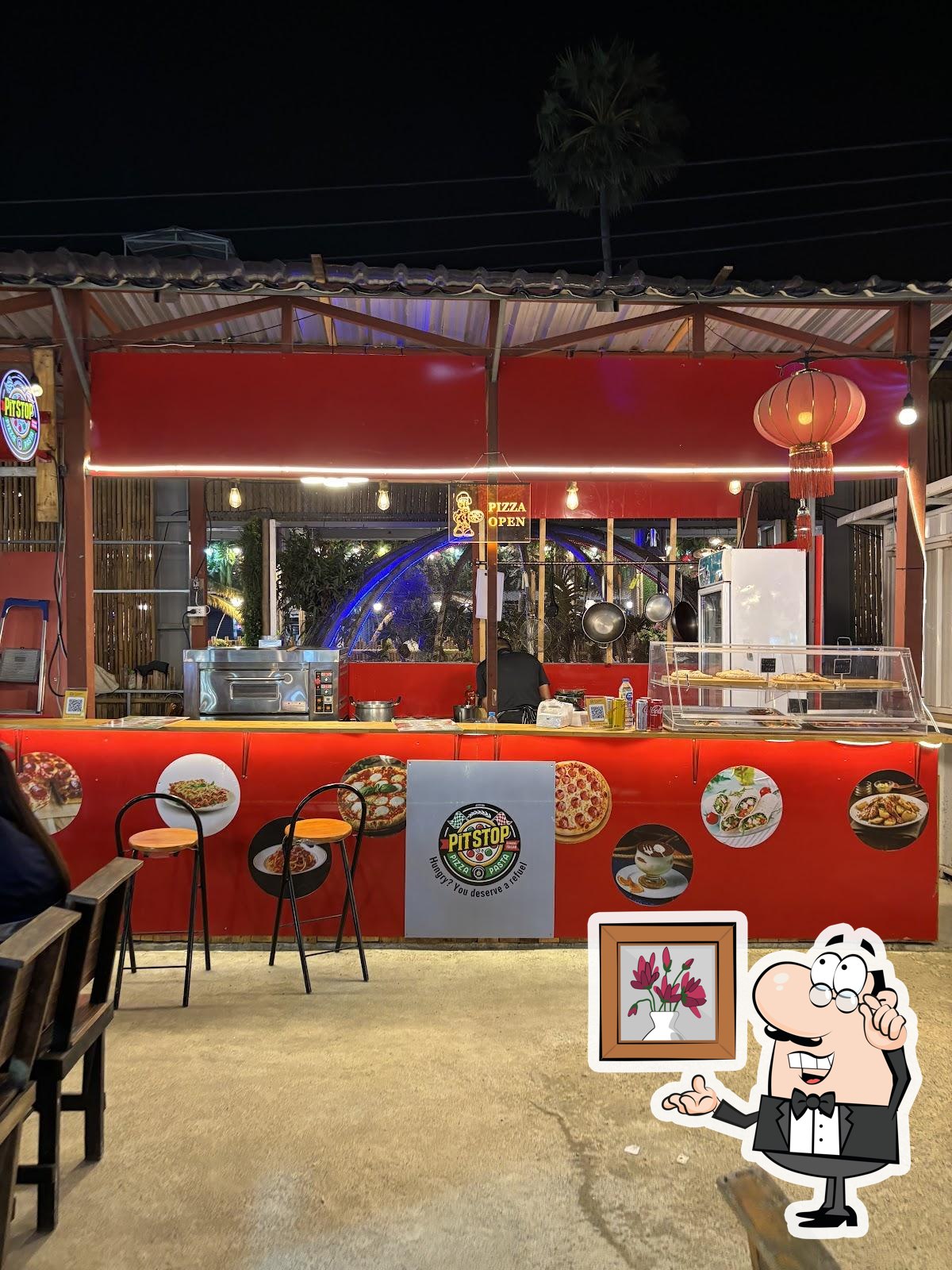 Посмотрите на внутренний интерьер "PitStop Pizza & Pasta".