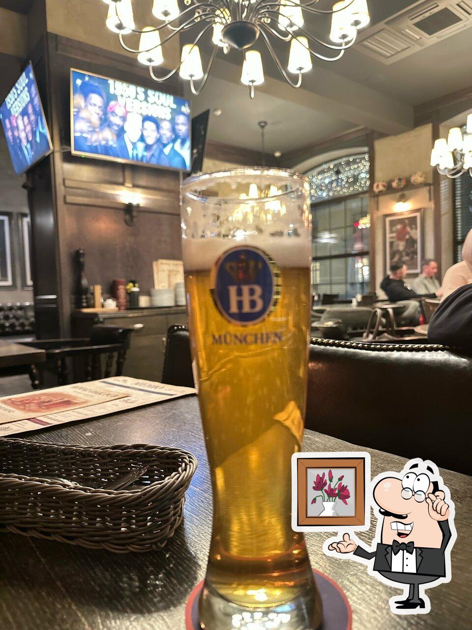 Забронируйте столик в "Royal Oak Pub".