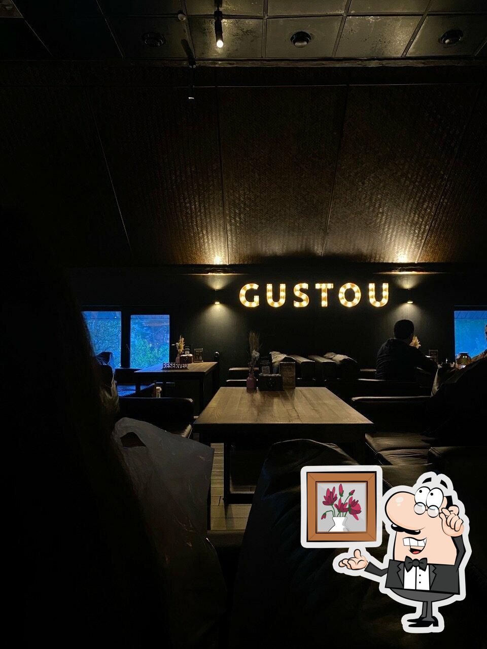 Посмотрите на внутренний интерьер "Gustoû".