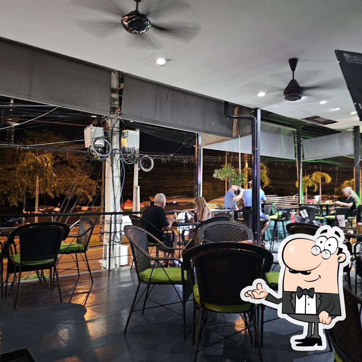 Посмотрите на внутренний интерьер "Fraser's Sports Bar".