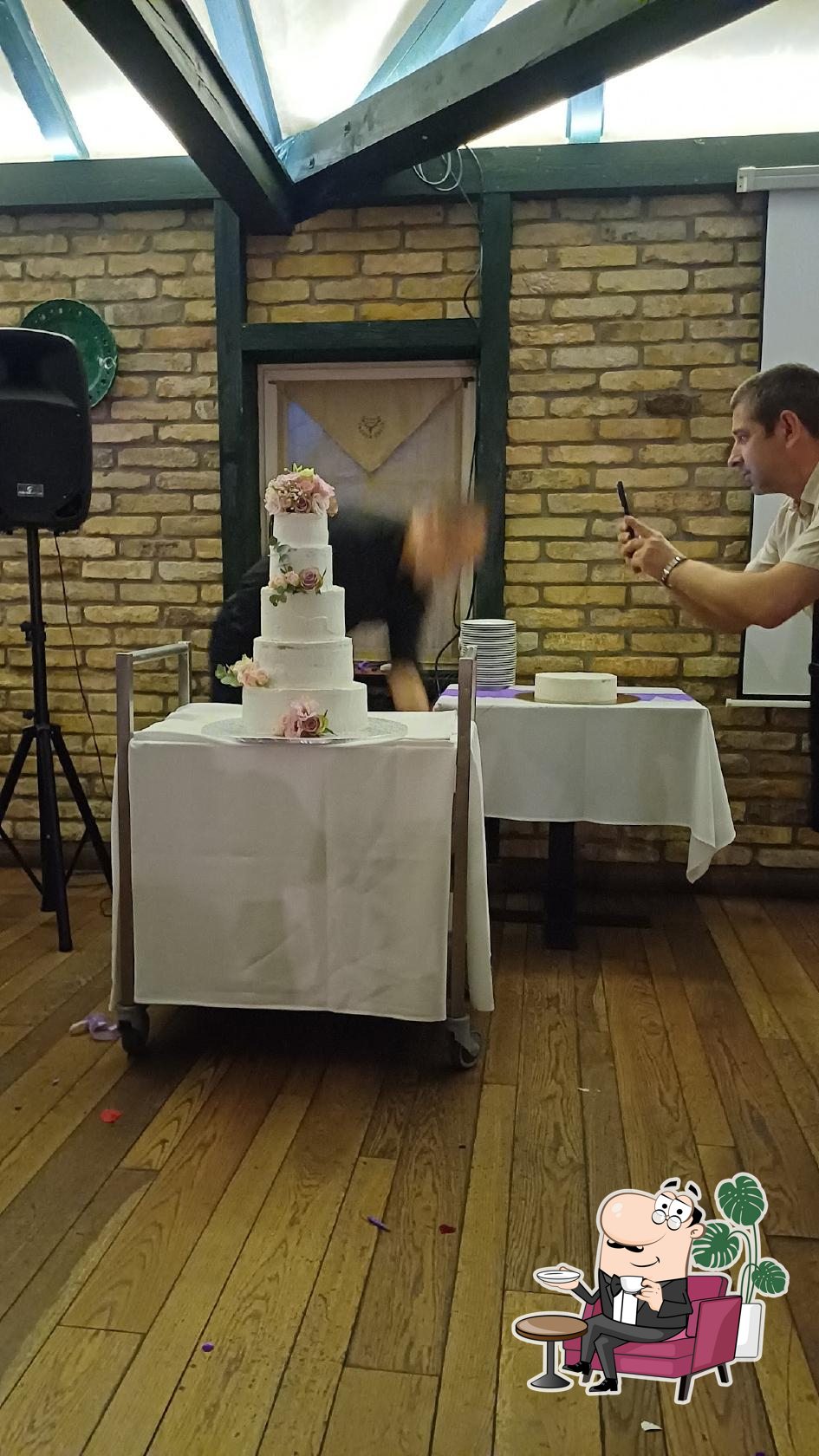 Интерьер "Trófea Grill Restaurant".