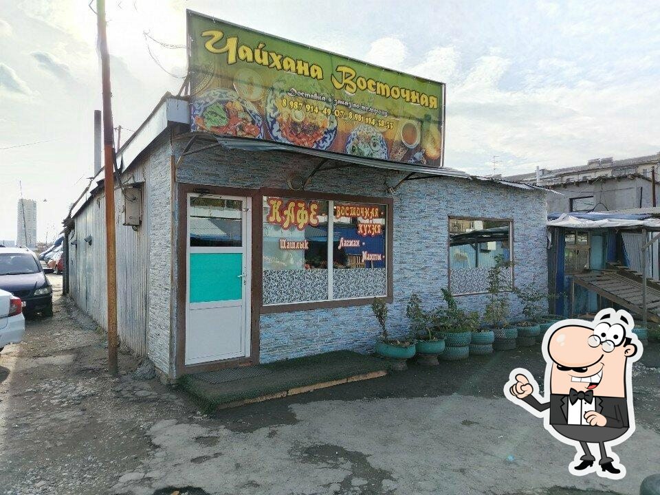 Наслаждайтесь свежим воздухом и видом, открывающемся из "Чайхана Восточная".