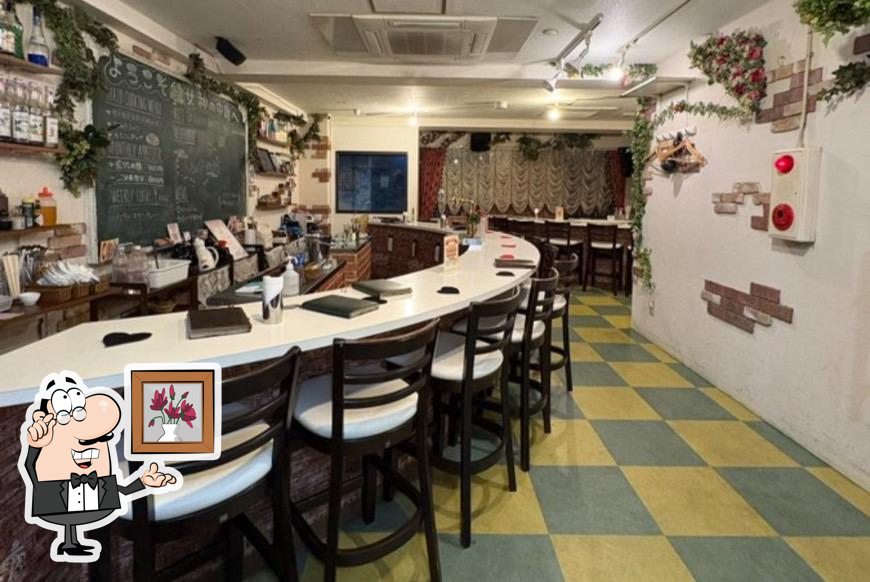Посмотрите на внутренний интерьер "Queens Court Akihabara Maid cafe".
