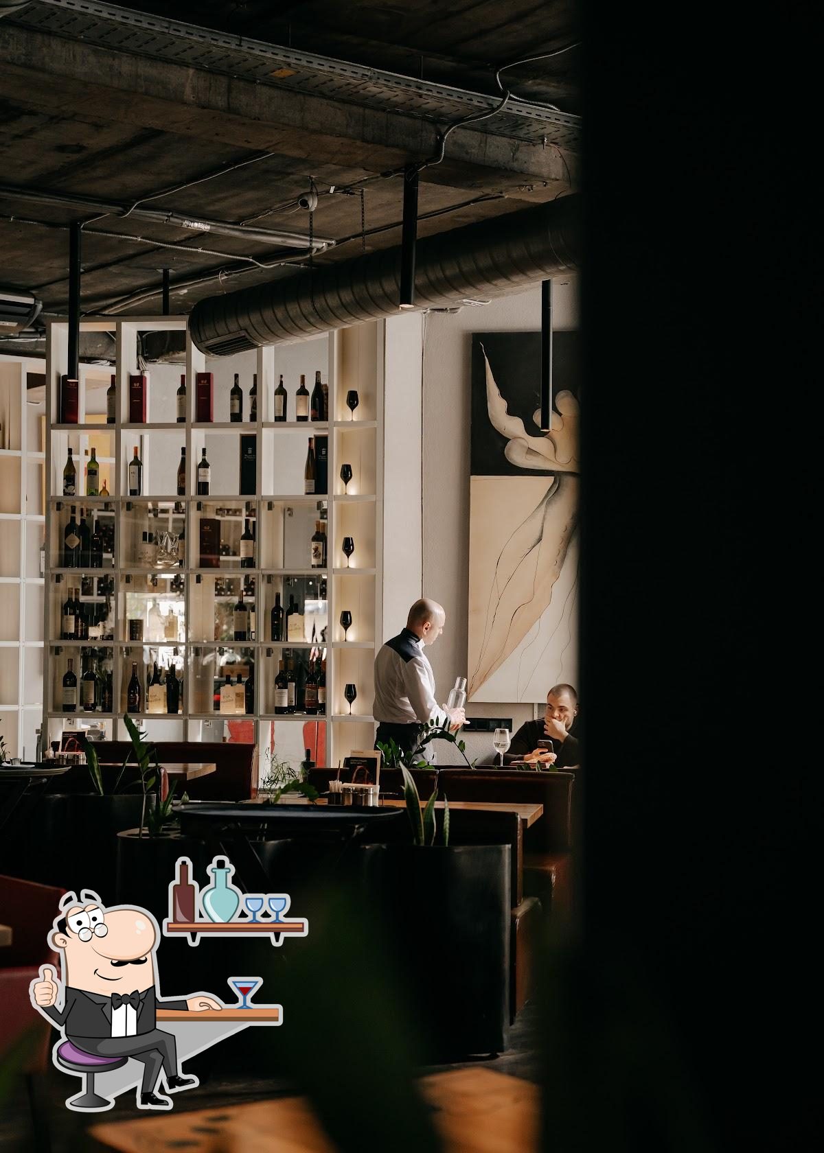Посмотрите на внутренний интерьер "BEEF meat & wine".