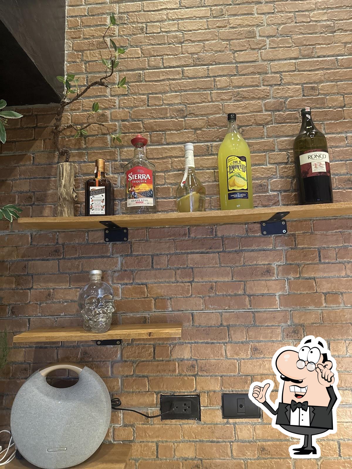 Посмотрите на внутренний интерьер "Friends Bar & Cafe".