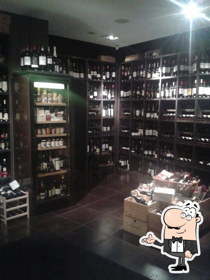 Забронируйте столик в "In Vino".