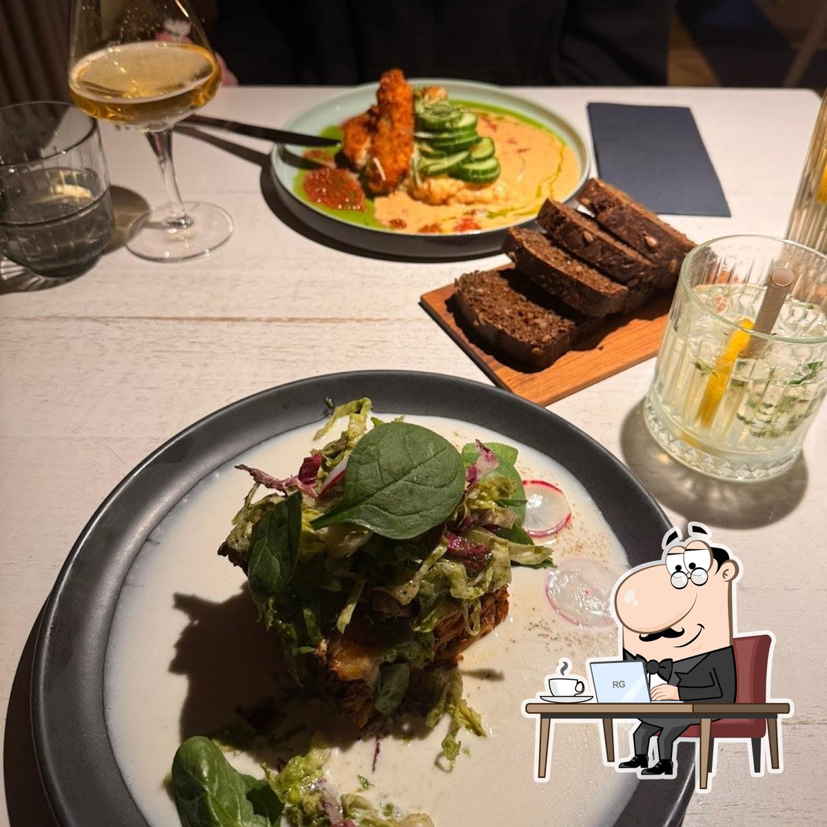 Посмотрите на внутренний интерьер "Vegan Restoran V".