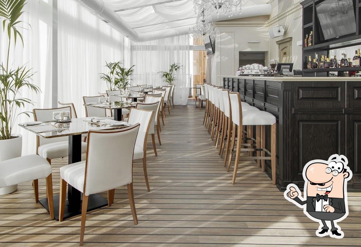 Посмотрите на внутренний интерьер "Nobil Restaurant".