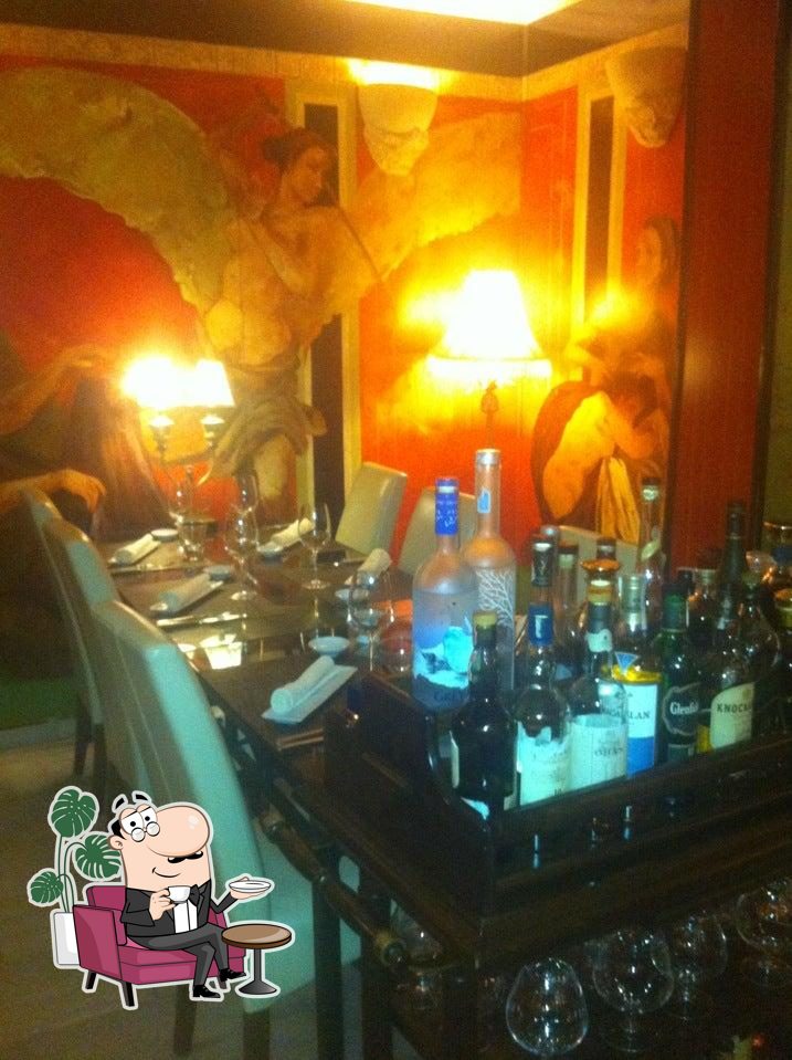Посмотрите на внутренний интерьер "Az-Zait restaurante".