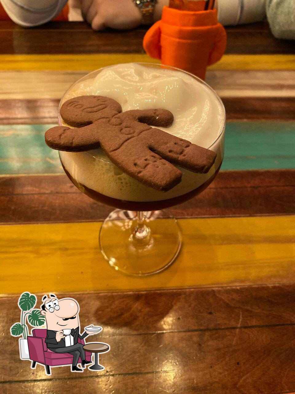 Забронируйте столик в "Soho bar".