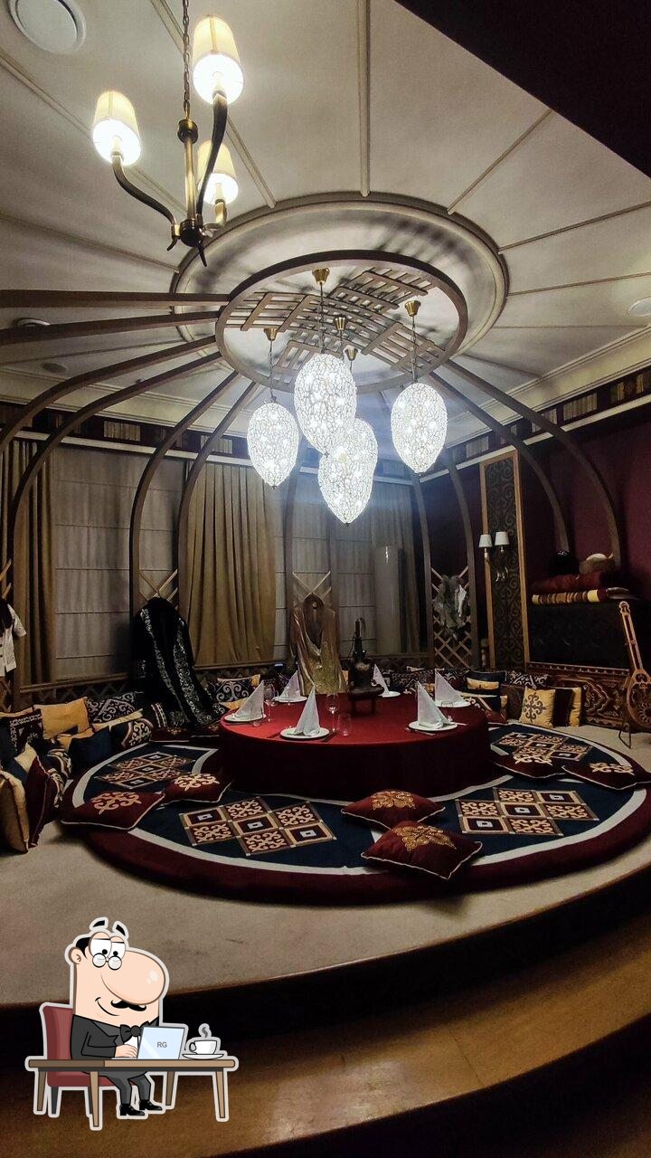 Посмотрите на внутренний интерьер "Restaurant Qazaq Gourmet".