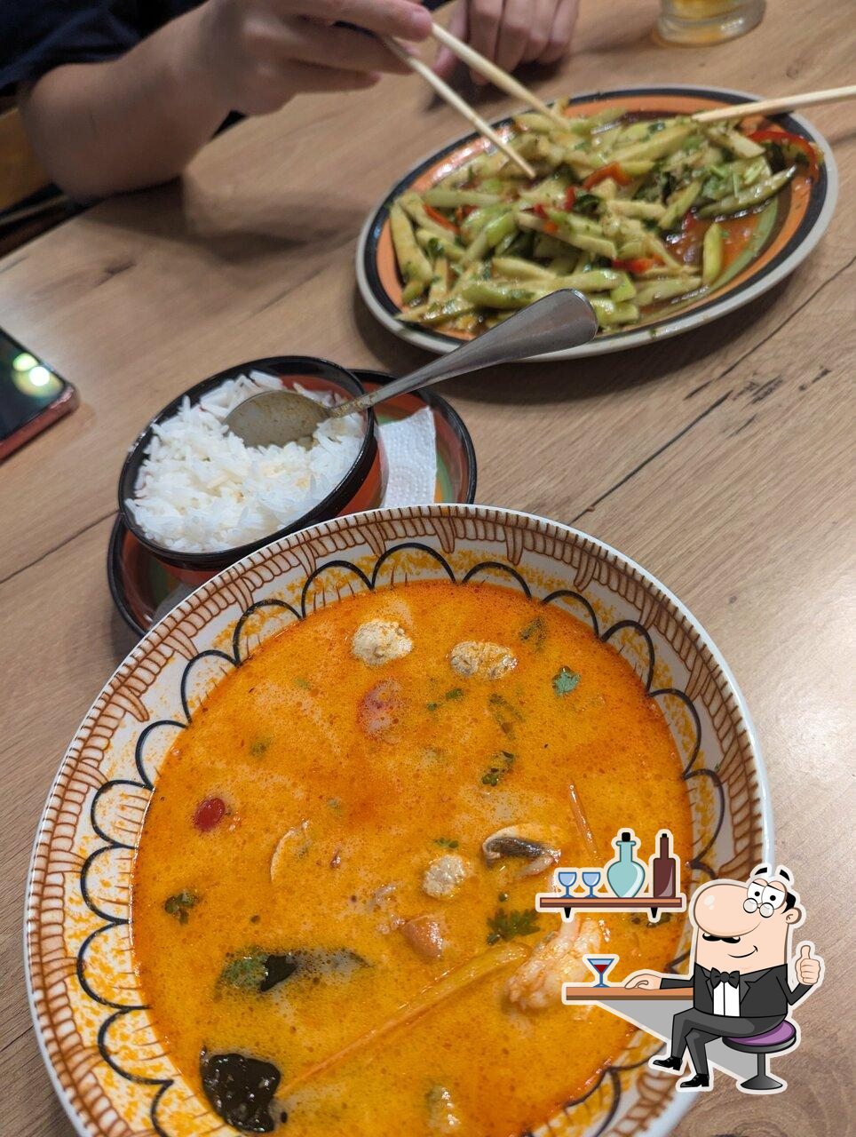 Посмотрите на внутренний интерьер "Uncle Feng's chinese restaurant".