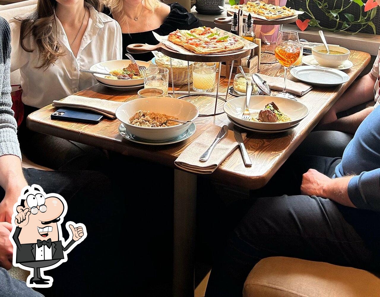 Посмотрите на внутренний интерьер "Osteria Mario".