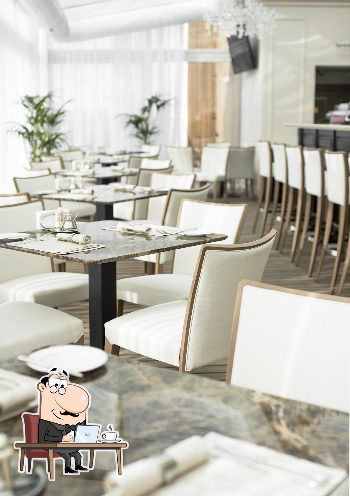 Посмотрите на внутренний интерьер "Nobil Restaurant".