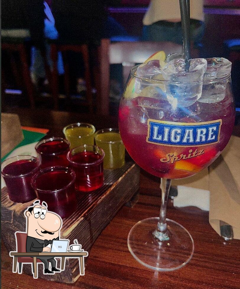 Посмотрите на внутренний интерьер "Irish Papa's Pub".