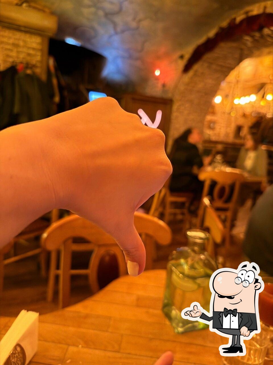 Посмотрите на внутренний интерьер "Mitzva Bar".