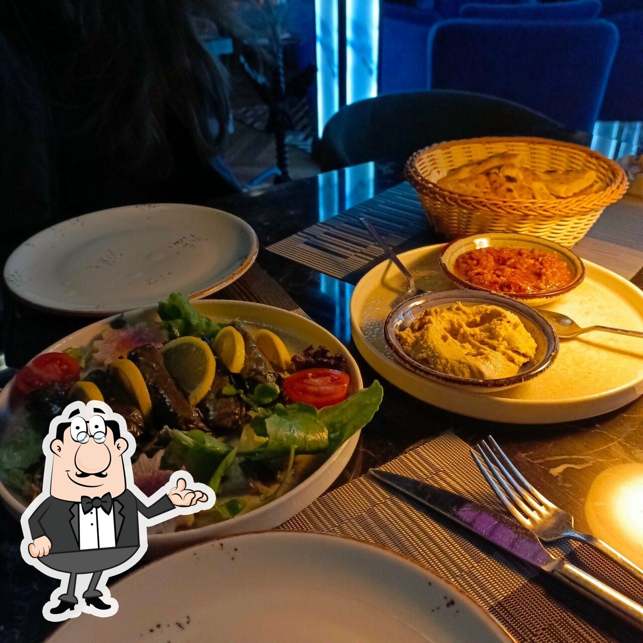 Посмотрите на внутренний интерьер "GRACE Rooftop Restaurant".