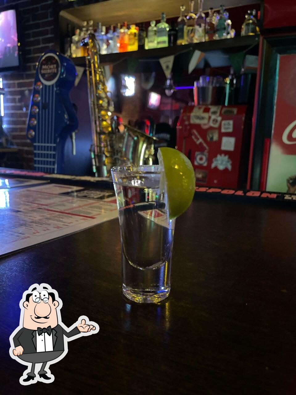Посмотрите на внутренний интерьер "The Rock Bar".