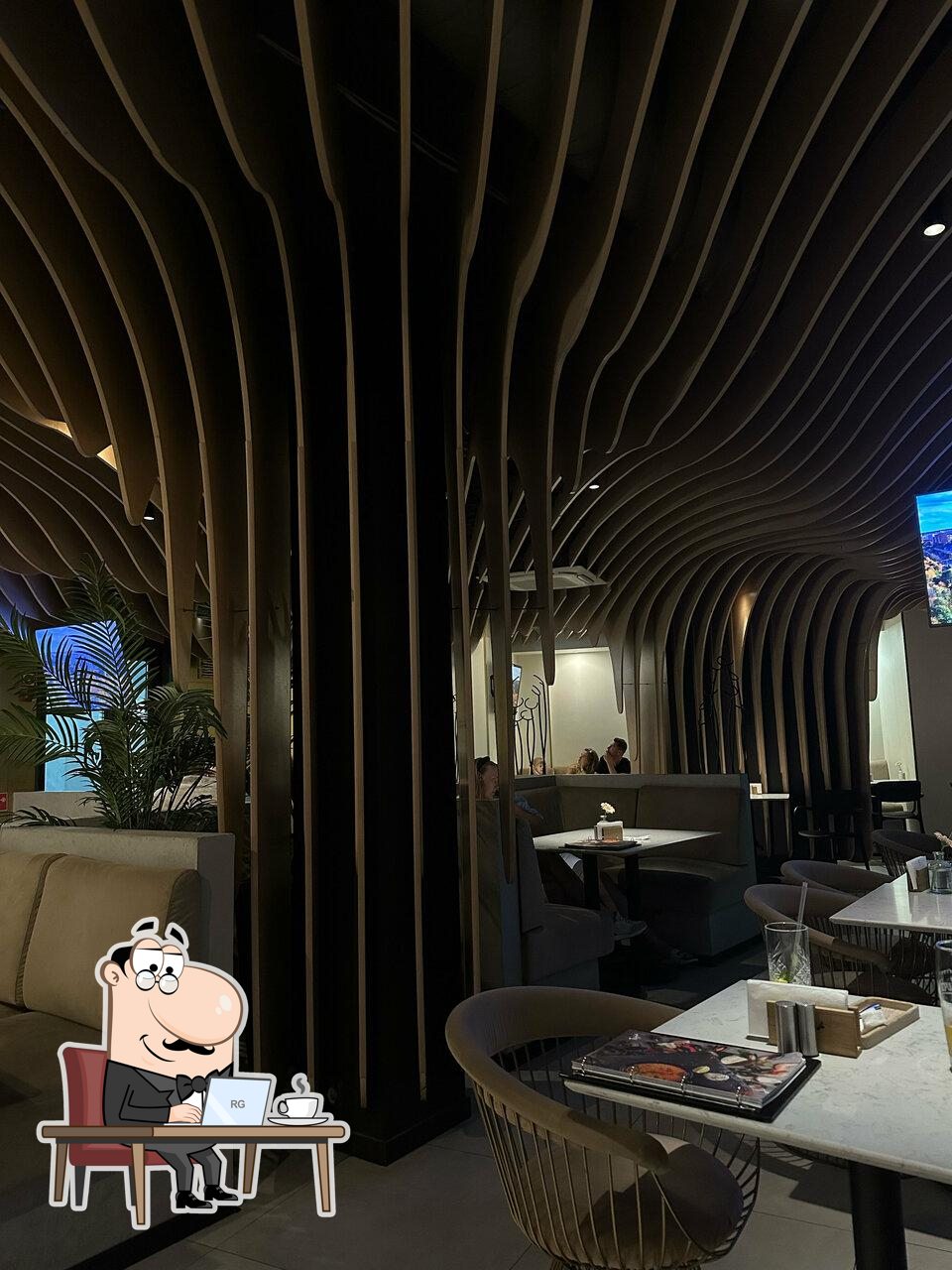 Посмотрите на внутренний интерьер "Terra Pizza".