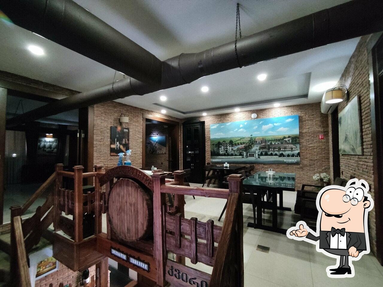 Посмотрите на внутренний интерьер "Batumi Restaurant Château Kvirike".