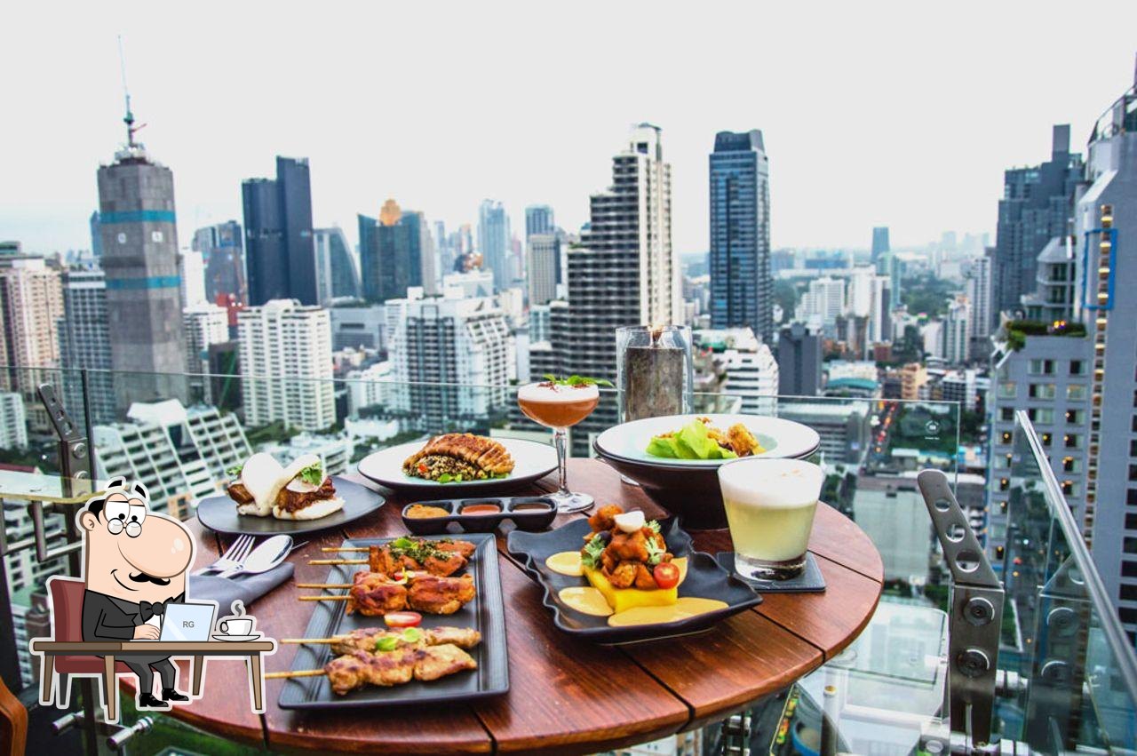 Интерьер "Above Eleven Rooftop Bar & Restaurant".
