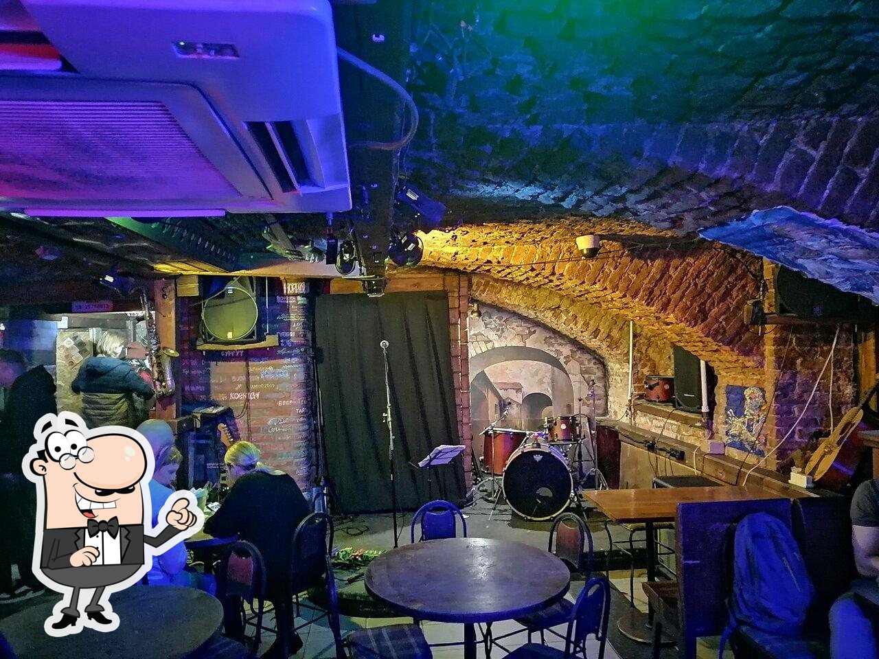 Посмотрите на внутренний интерьер "Blues Club Hendricks".