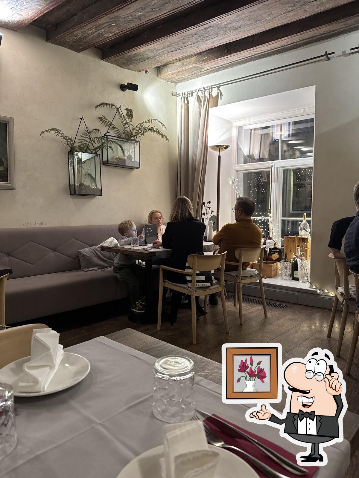 Посмотрите на внутренний интерьер "Restaurant Da Rocco".
