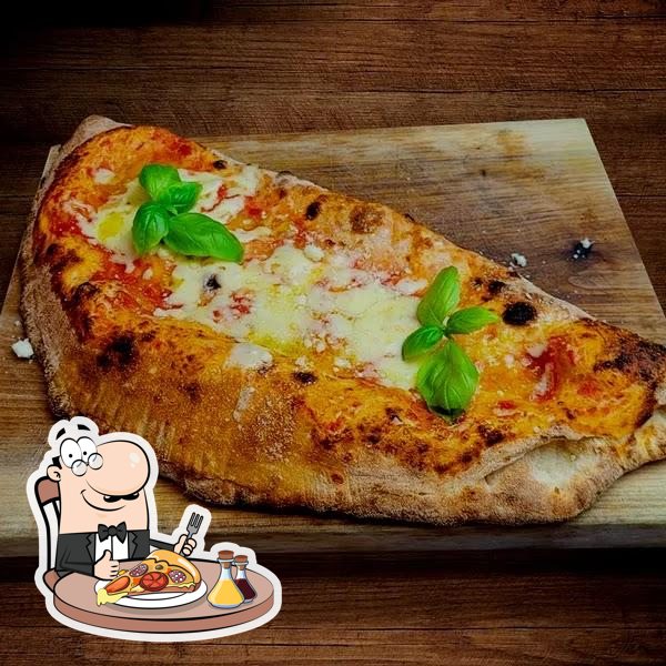  Отведайте пиццу в "Goodfellas Wood Oven Pizza".