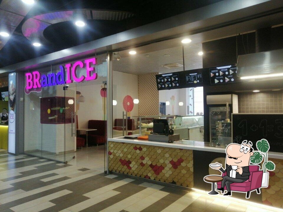 Посмотрите на внутренний интерьер "Baskin Robbins".