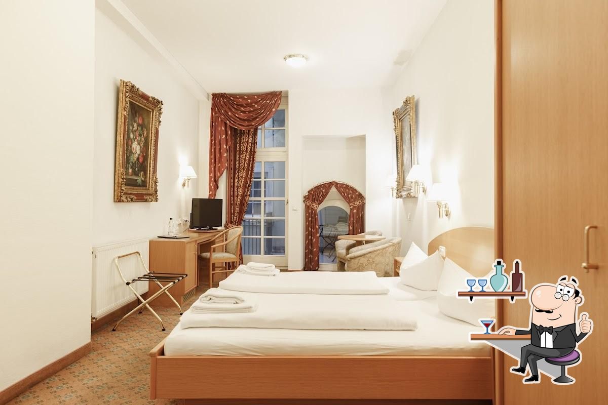Посмотрите на внутренний интерьер "Schwerter Schankhaus & Hotel".