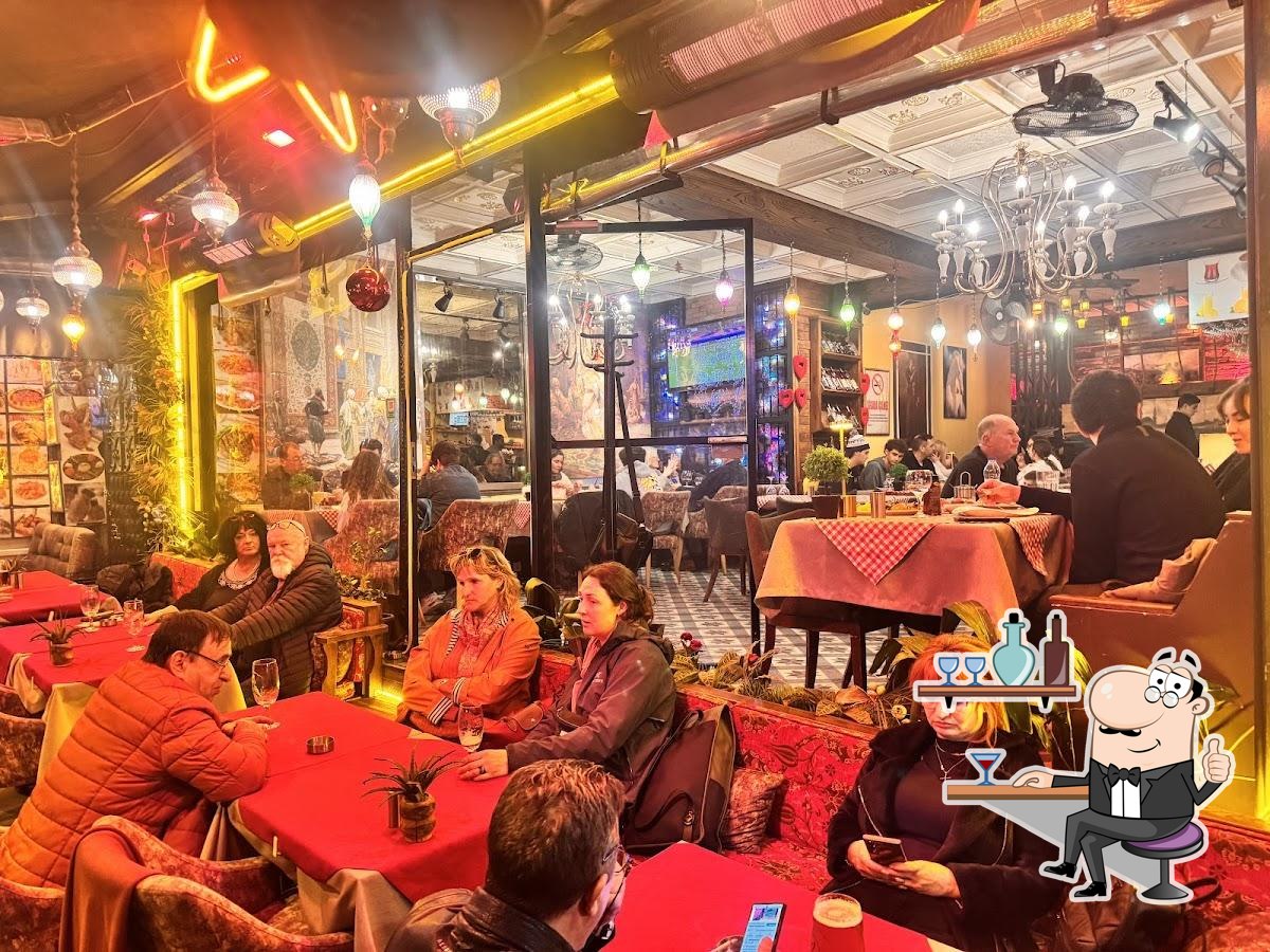 Забронируйте столик в "Las Tapas Restaurant".