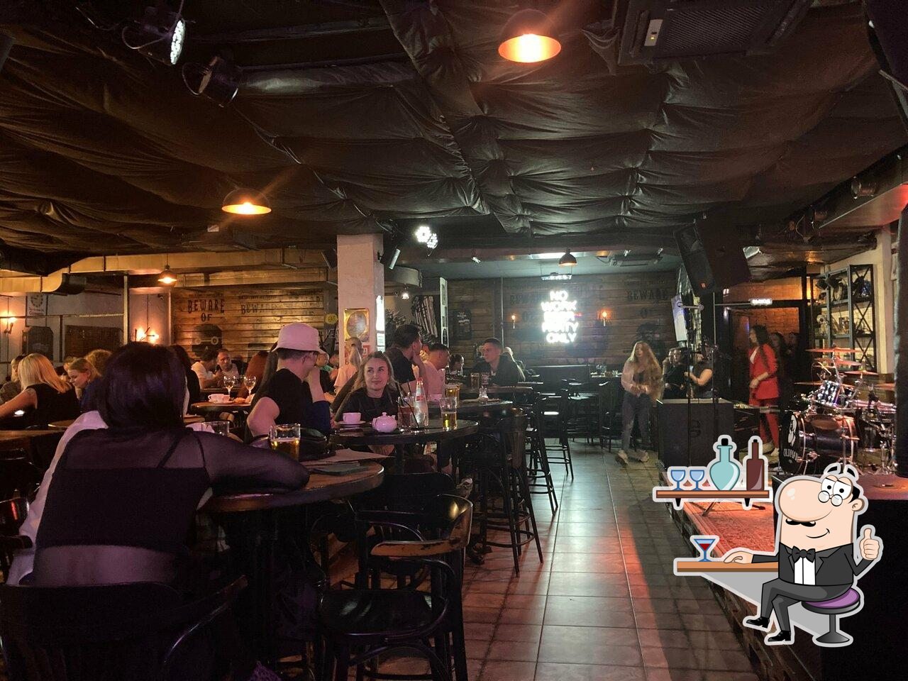 Посмотрите на внутренний интерьер "Oldman Pub".