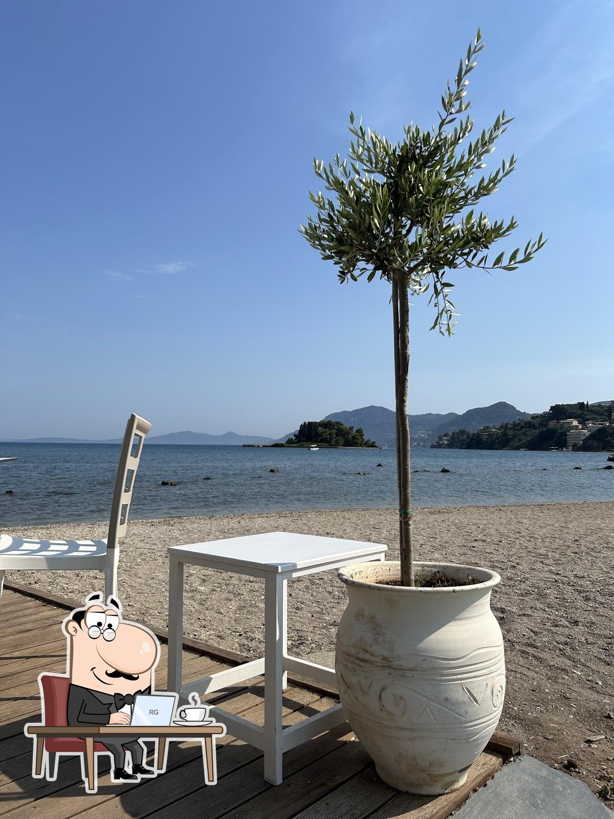 Забронируйте столик в "Flisvos The Seaside Experience".