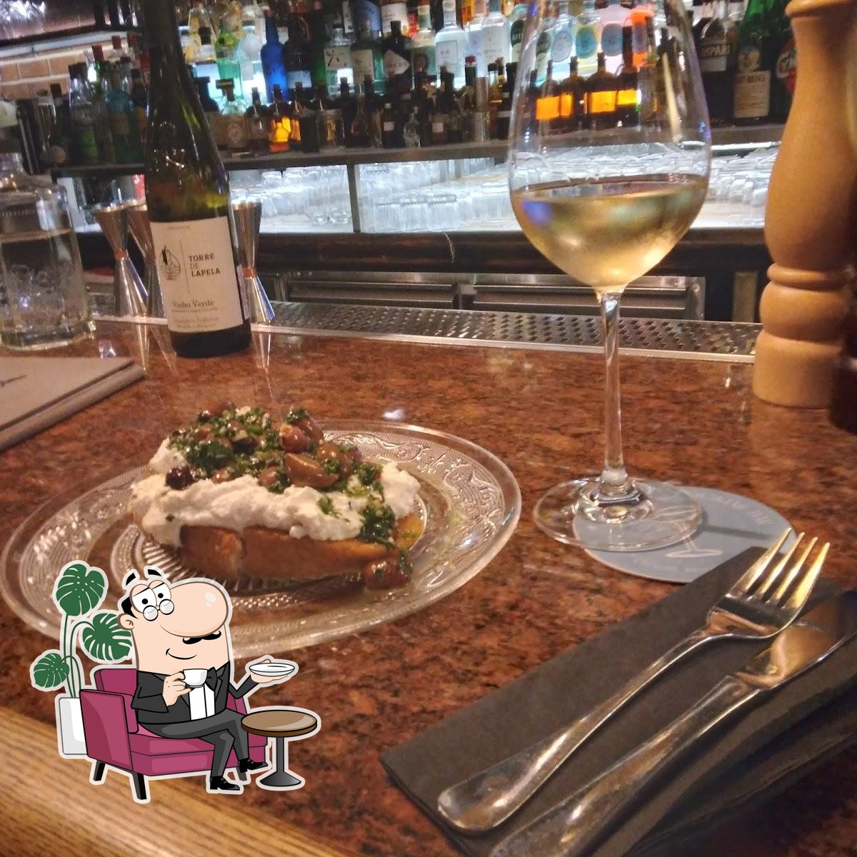 Посмотрите на внутренний интерьер "Pod Papugami - Restaurant & Cocktail Bar".