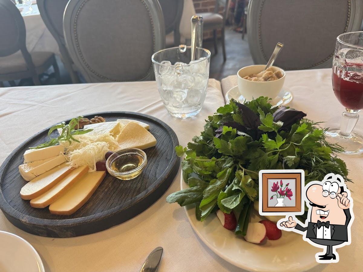 Забронируйте столик в "Дарбази".