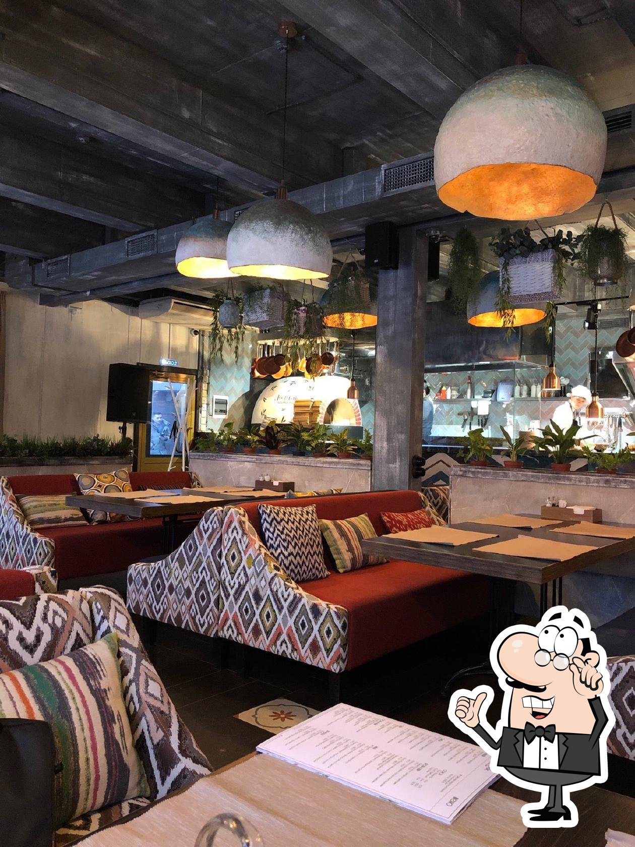 Забронируйте столик в "Летник Lounge Bar".