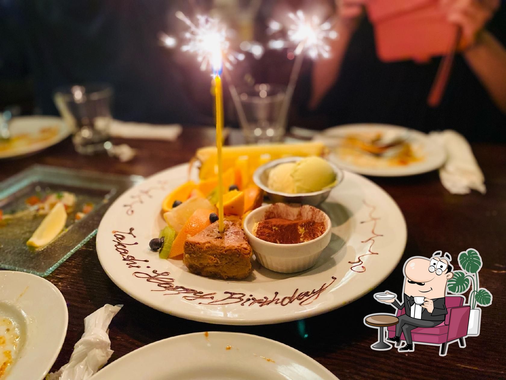Интерьер "Café La Bohème Shinjuku Gyoen".